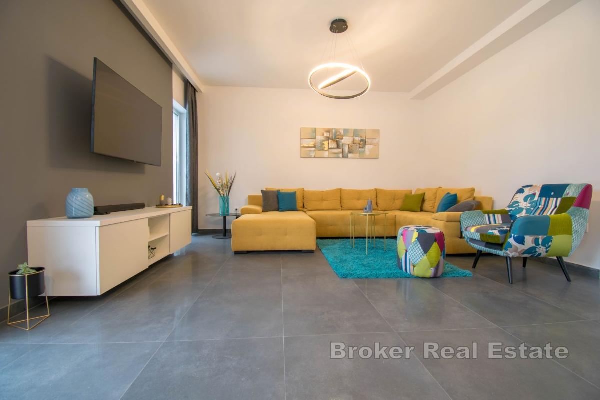 Moderne villa med basseng og havutsikt