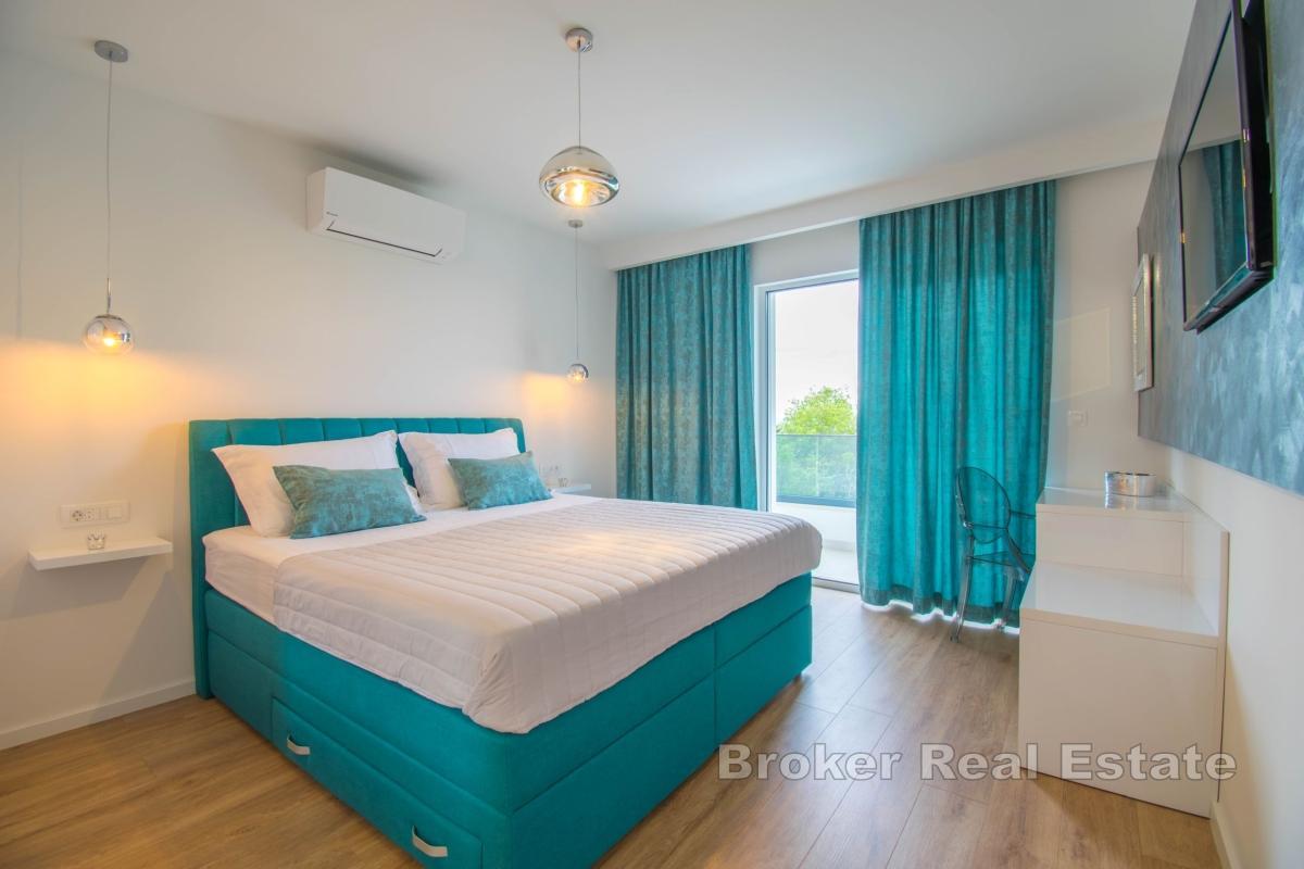 Moderne villa med basseng og havutsikt