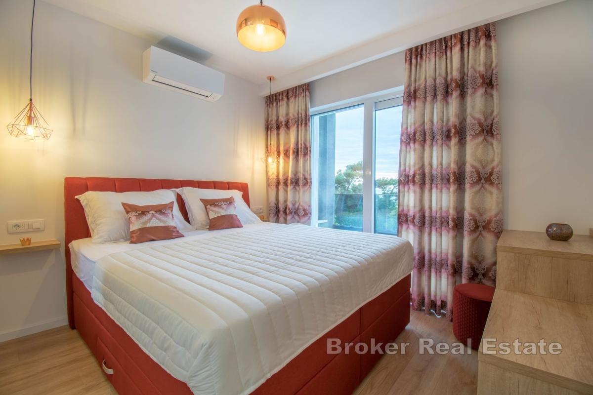 Moderne villa med basseng og havutsikt