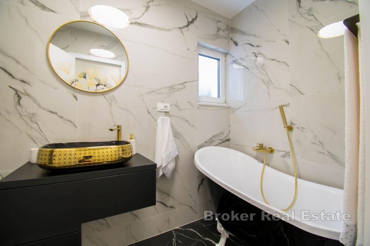 Moderne villa med basseng og havutsikt