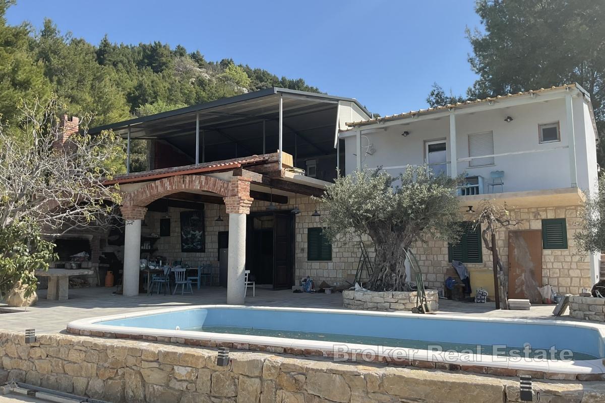 Uroczy kamienny dom z widokiem na morze