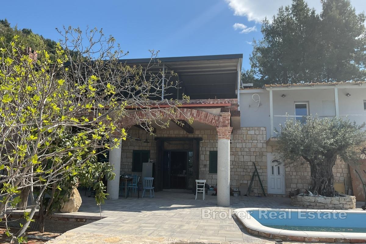 Uroczy kamienny dom z widokiem na morze