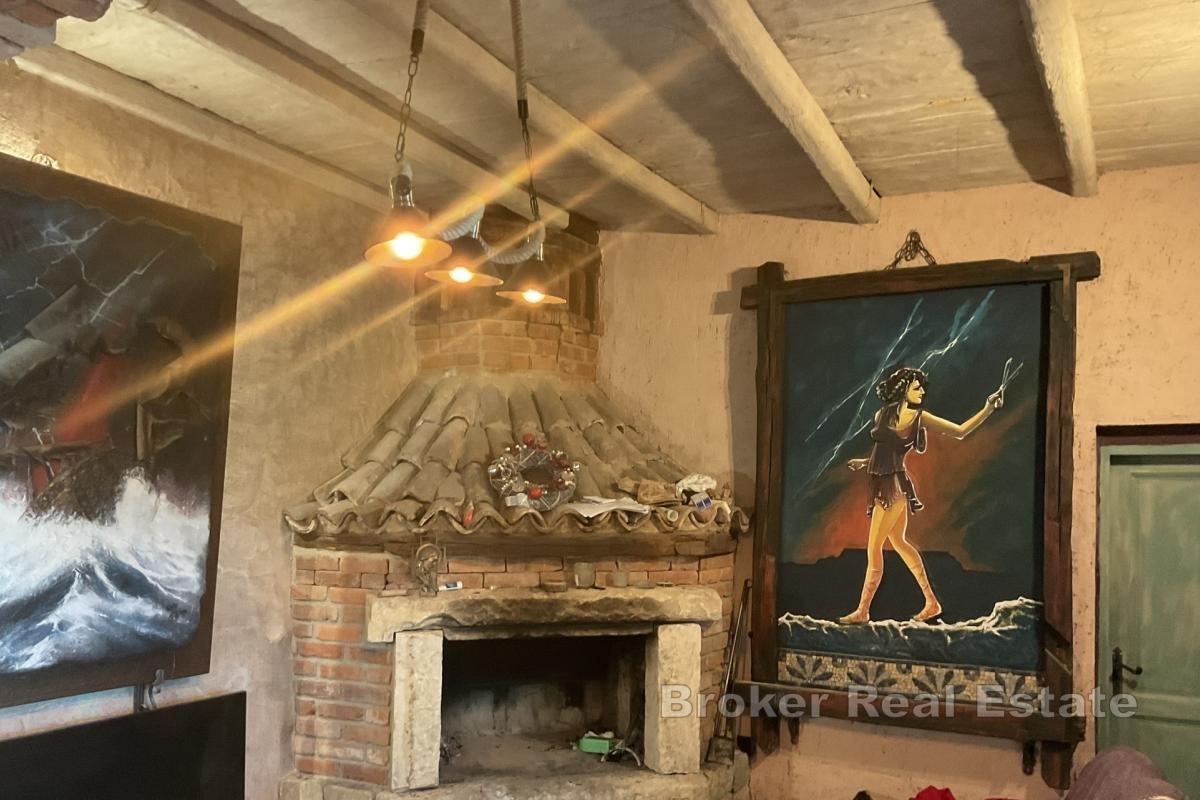 Uroczy kamienny dom z widokiem na morze