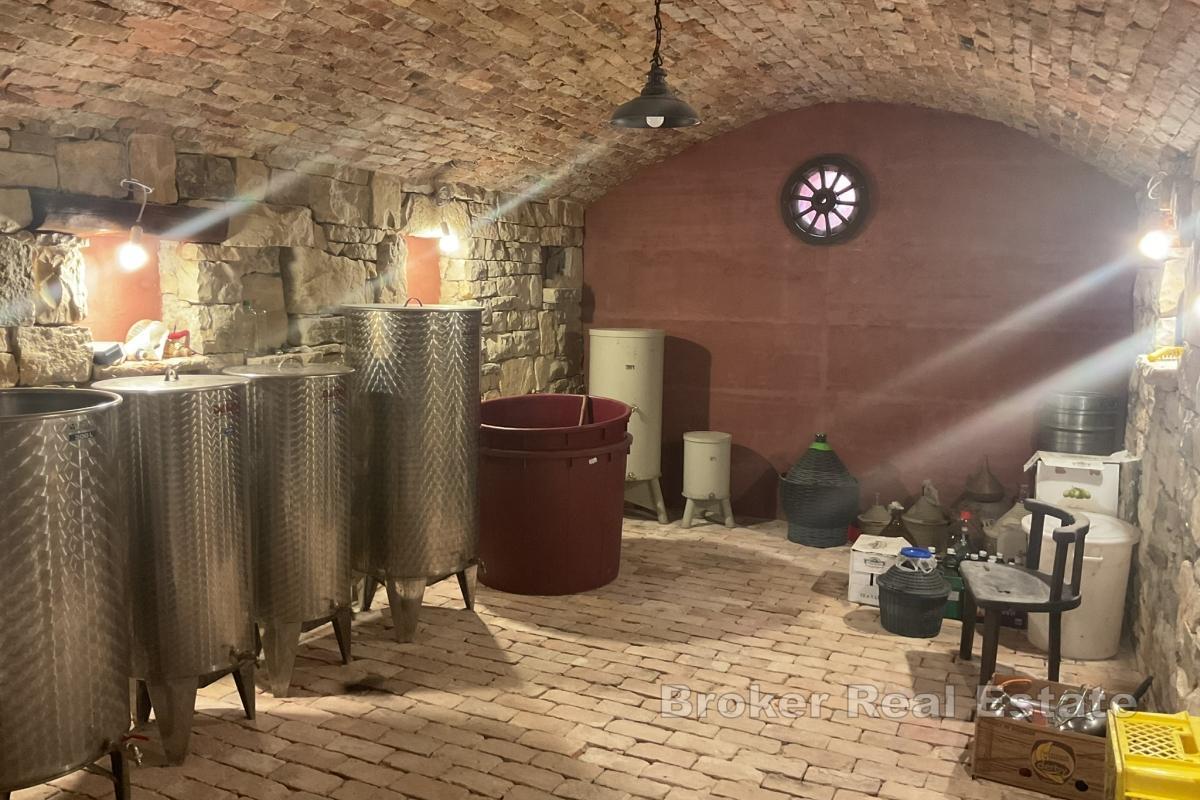 Okouzlující kamenný dům s výhledem na moře