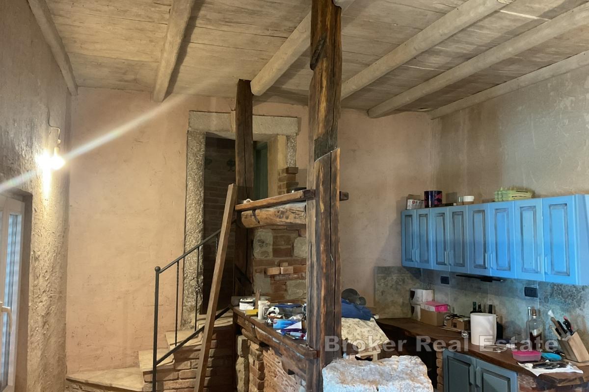 Sjarmerende steinhus med havutsikt
