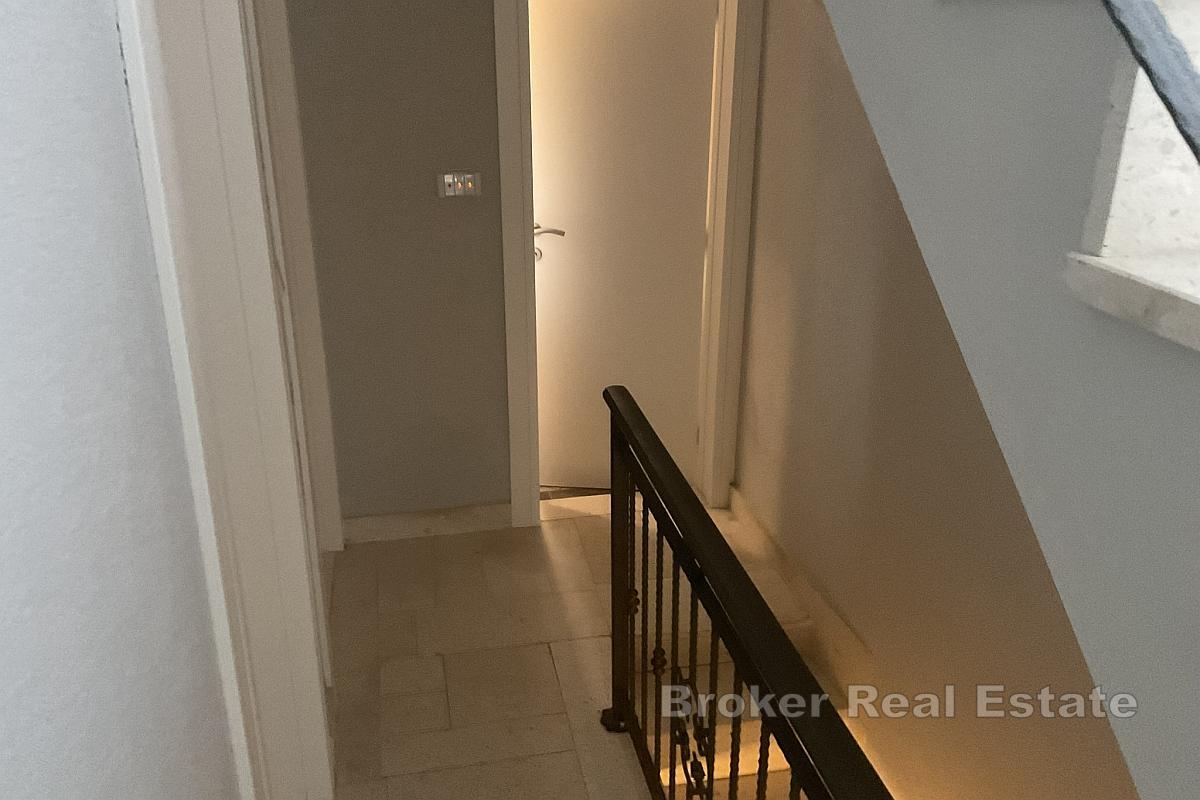 Kaštela, Rustikálny dom v stredomorskom prostredí, len pár krokov od mora