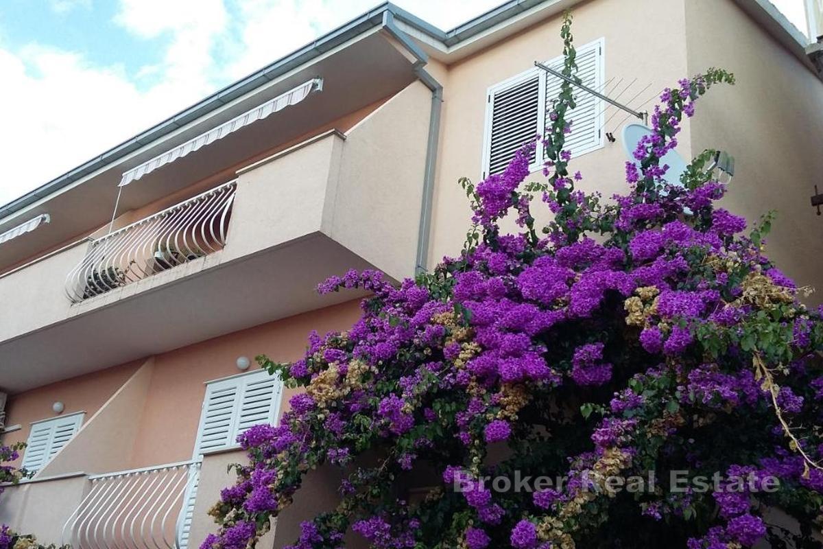 Przestronny apartamentowiec z widokiem na morze i ogrodem śródziemnomorskim