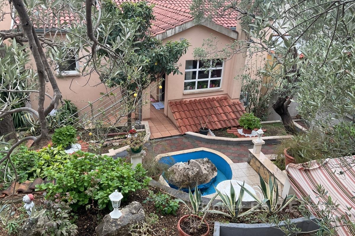 Przestronny apartamentowiec z widokiem na morze i ogrodem śródziemnomorskim