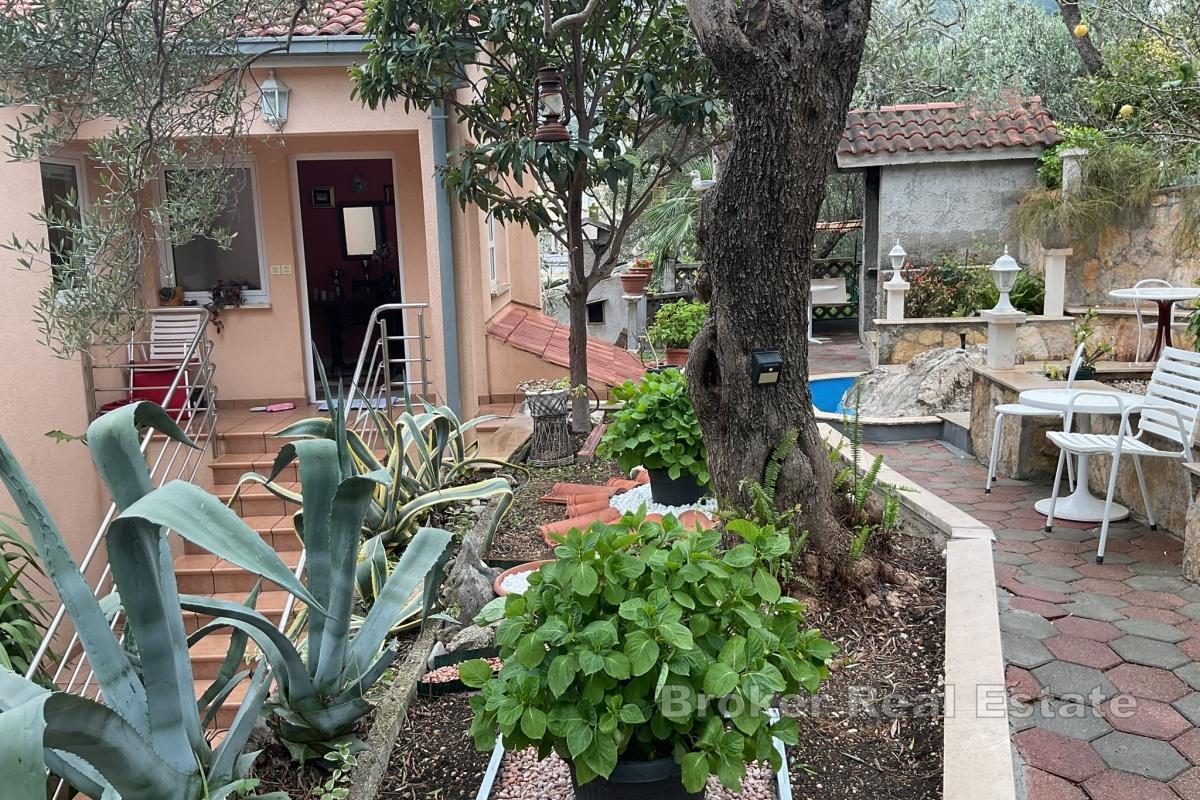 Przestronny apartamentowiec z widokiem na morze i ogrodem śródziemnomorskim