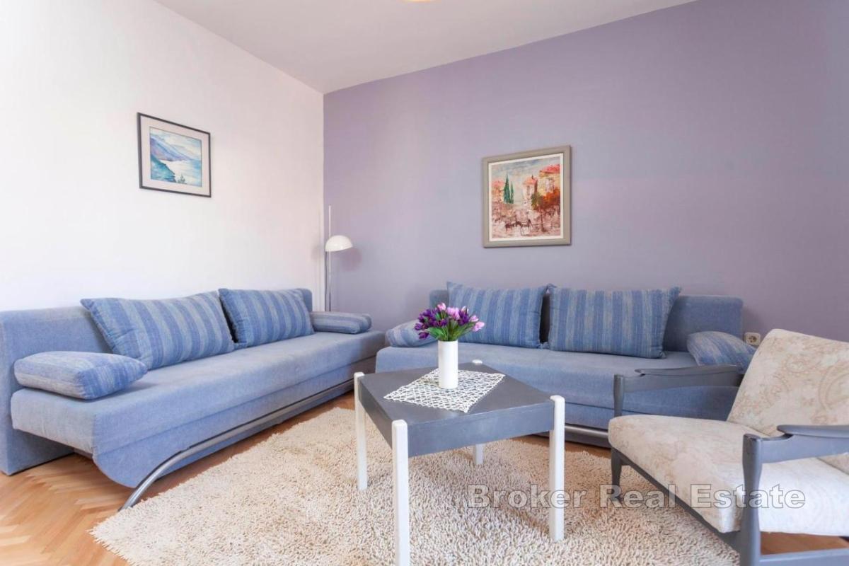 Przestronny apartamentowiec z widokiem na morze i ogrodem śródziemnomorskim