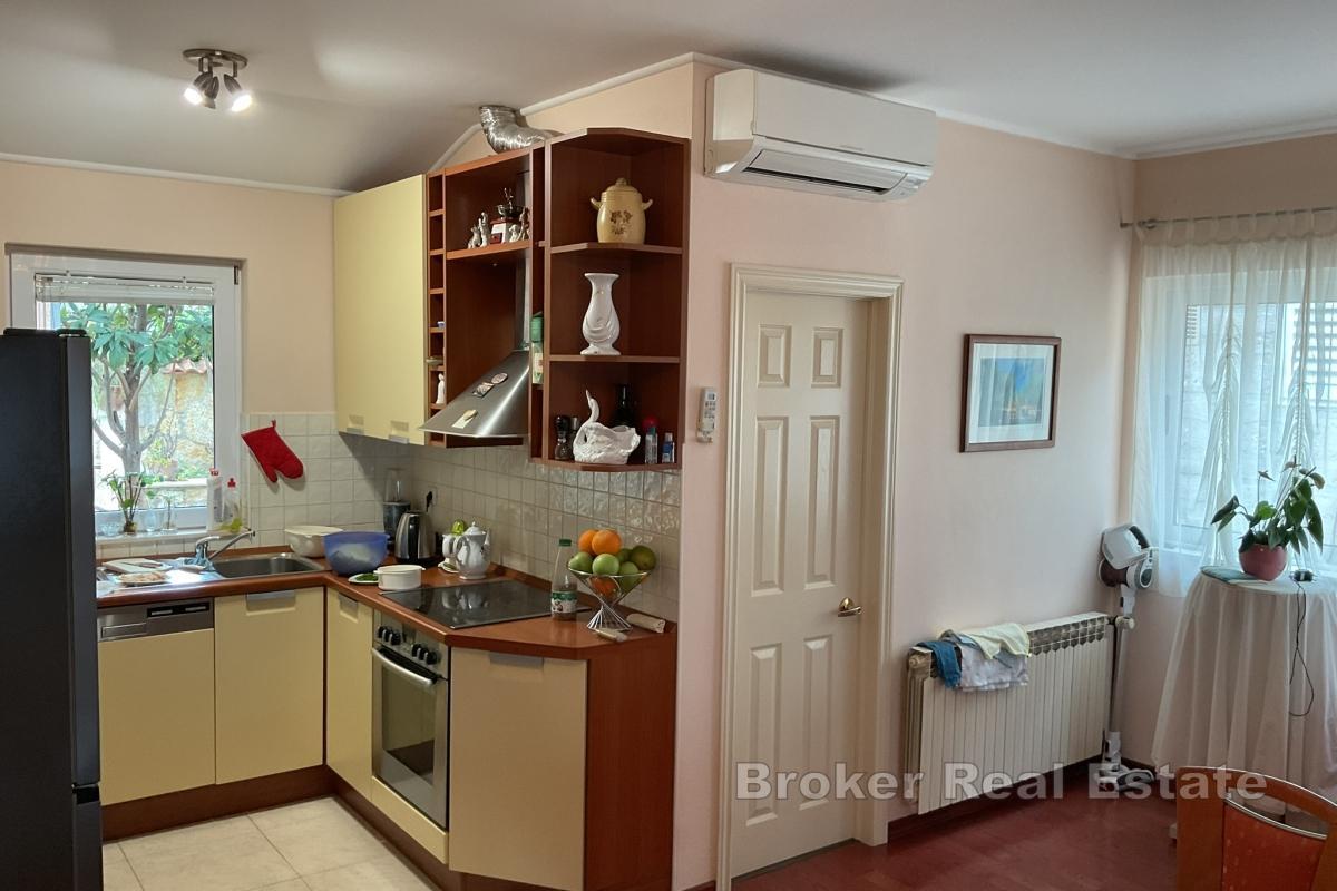 Przestronny apartamentowiec z widokiem na morze i ogrodem śródziemnomorskim