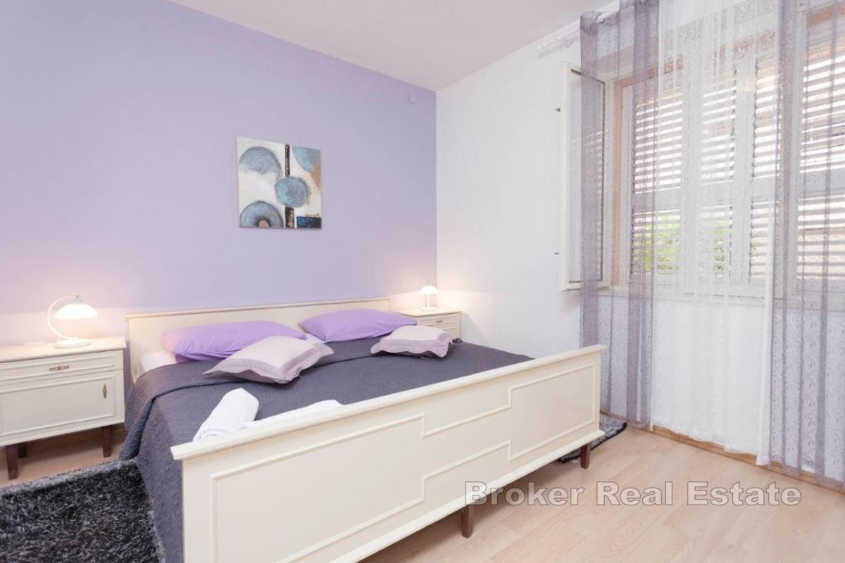 Przestronny apartamentowiec z widokiem na morze i ogrodem śródziemnomorskim