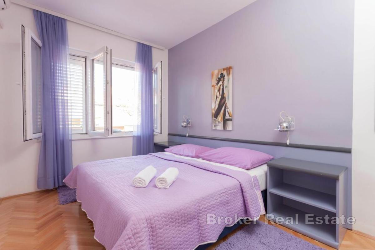 Przestronny apartamentowiec z widokiem na morze i ogrodem śródziemnomorskim