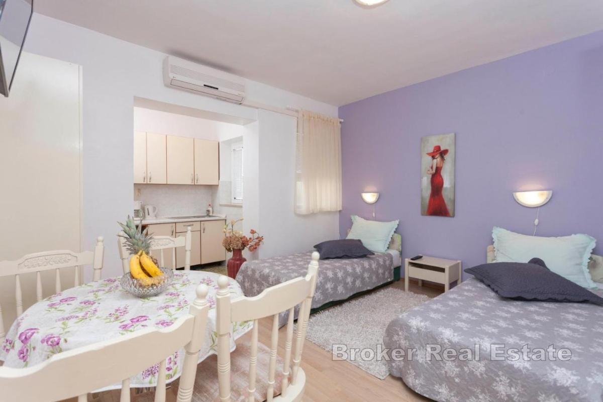 Przestronny apartamentowiec z widokiem na morze i ogrodem śródziemnomorskim