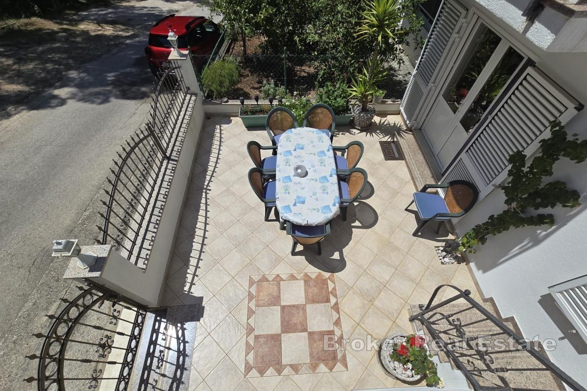 Vackert familjehus med lägenheter nära havet