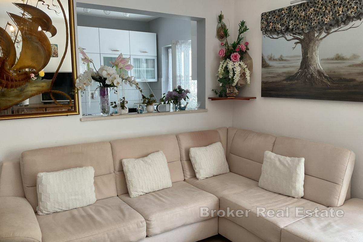 Vackert familjehus med lägenheter nära havet