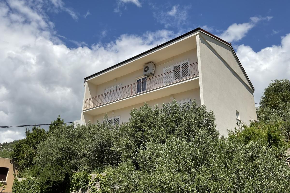 001-2052-40-Split-Area-Family-house-with-garage-for-sale