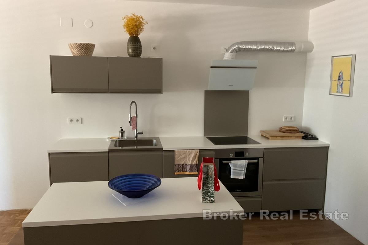 Красивый семейный дом с гаражом в тихом месте