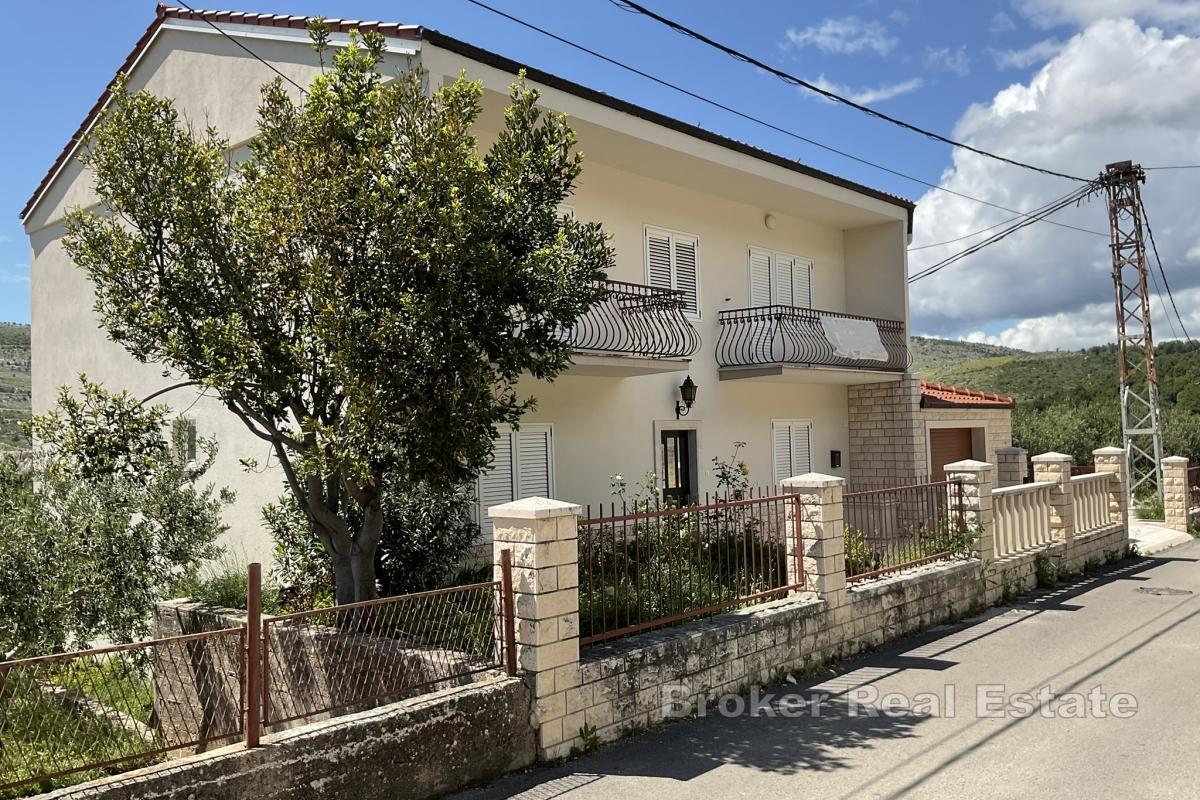 Piękny dom rodzinny z garażem w cichym otoczeniu