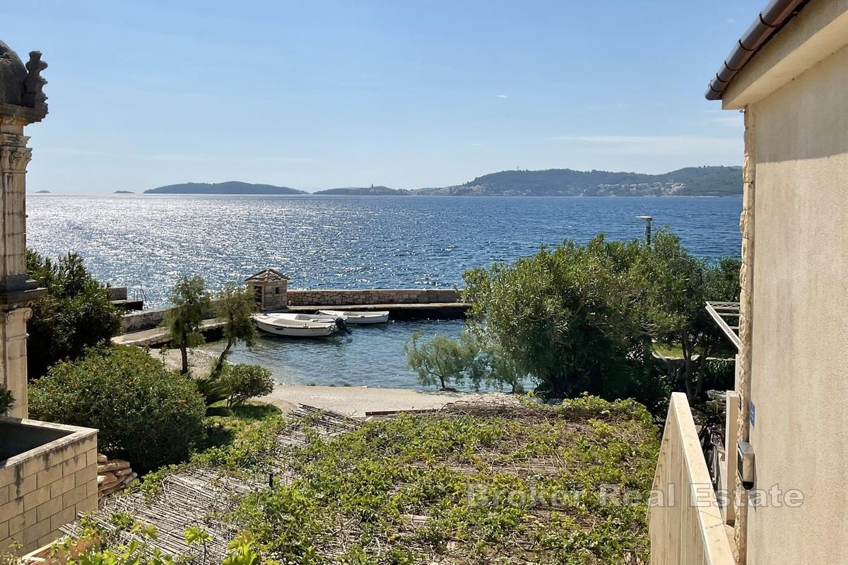 Ekstraordinær steinvilla ved sjøen med en vellykket restaurant og vinbar