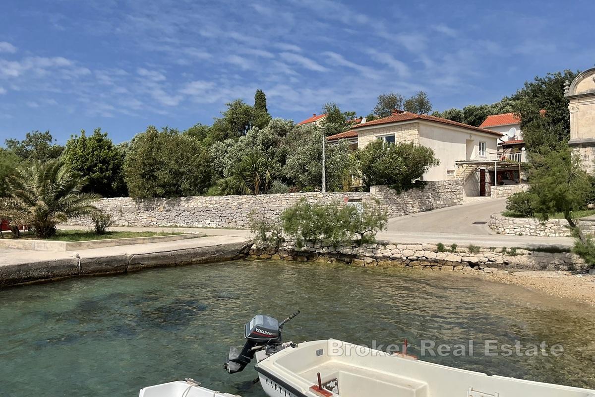 Ekstraordinær steinvilla ved sjøen med en vellykket restaurant og vinbar