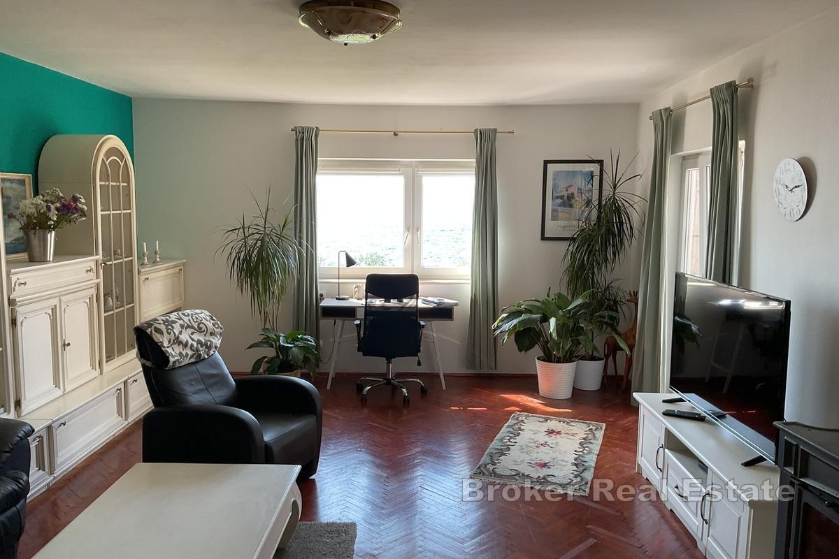 Ekstraordinær steinvilla ved sjøen med en vellykket restaurant og vinbar