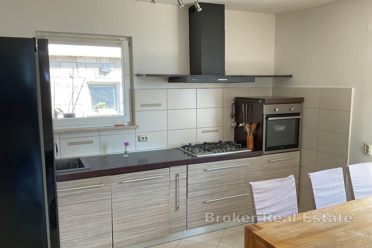 Ekstraordinær steinvilla ved sjøen med en vellykket restaurant og vinbar