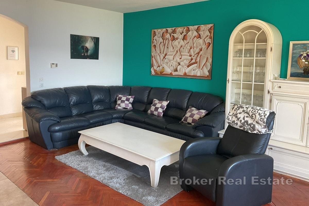 Ekstraordinær steinvilla ved sjøen med en vellykket restaurant og vinbar