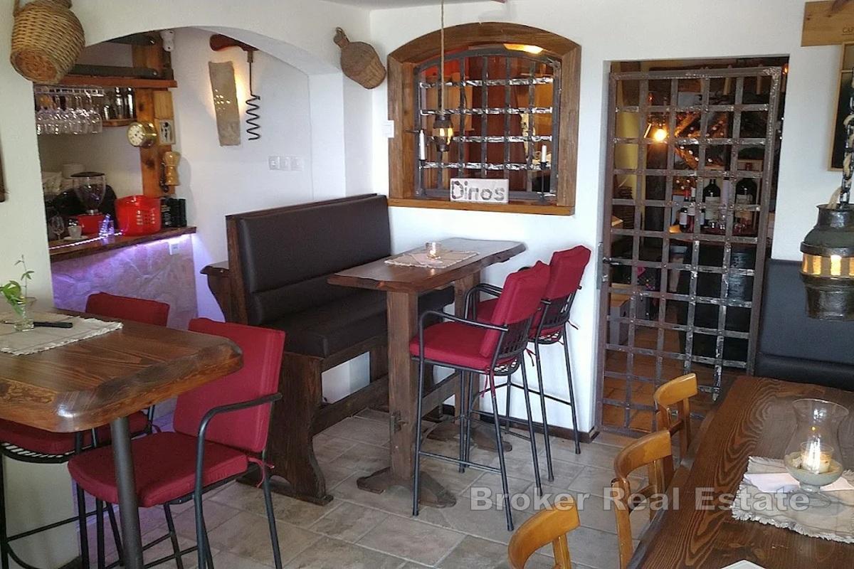 Ekstraordinær steinvilla ved sjøen med en vellykket restaurant og vinbar