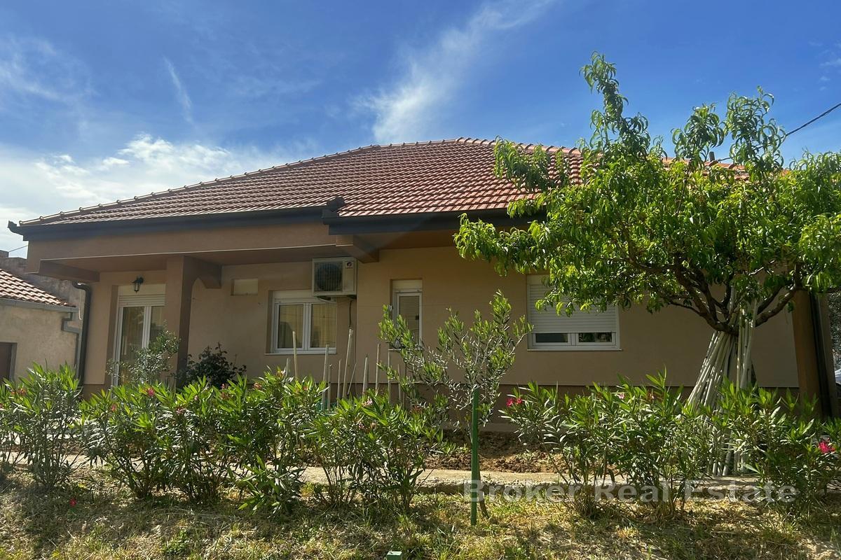 Casa indipendente con garage e cortile in una posizione attraente a Spalato