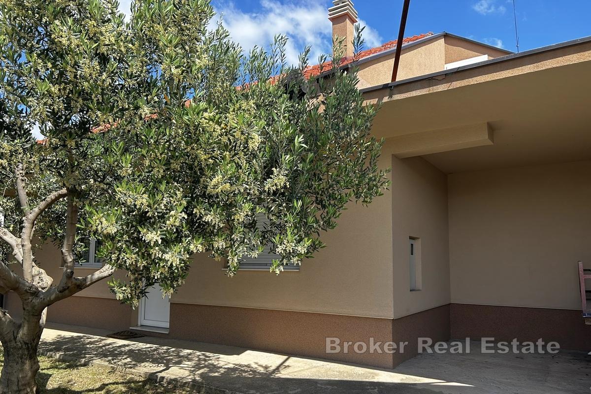 Casa indipendente con garage e cortile in una posizione attraente a Spalato