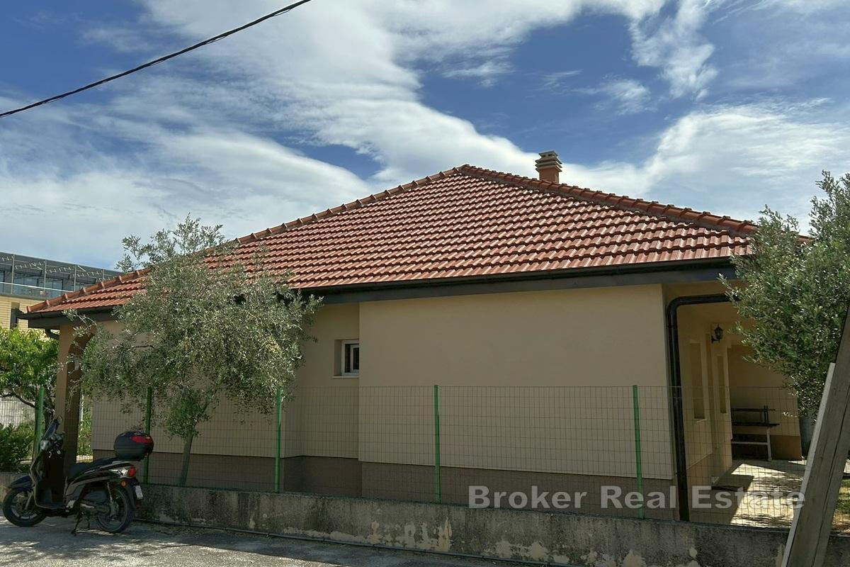 Casa indipendente con garage e cortile in una posizione attraente a Spalato