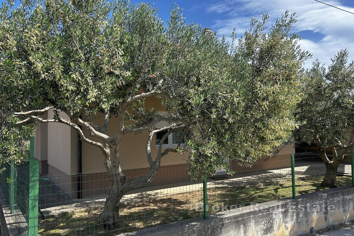 Casa indipendente con garage e cortile in una posizione attraente a Spalato