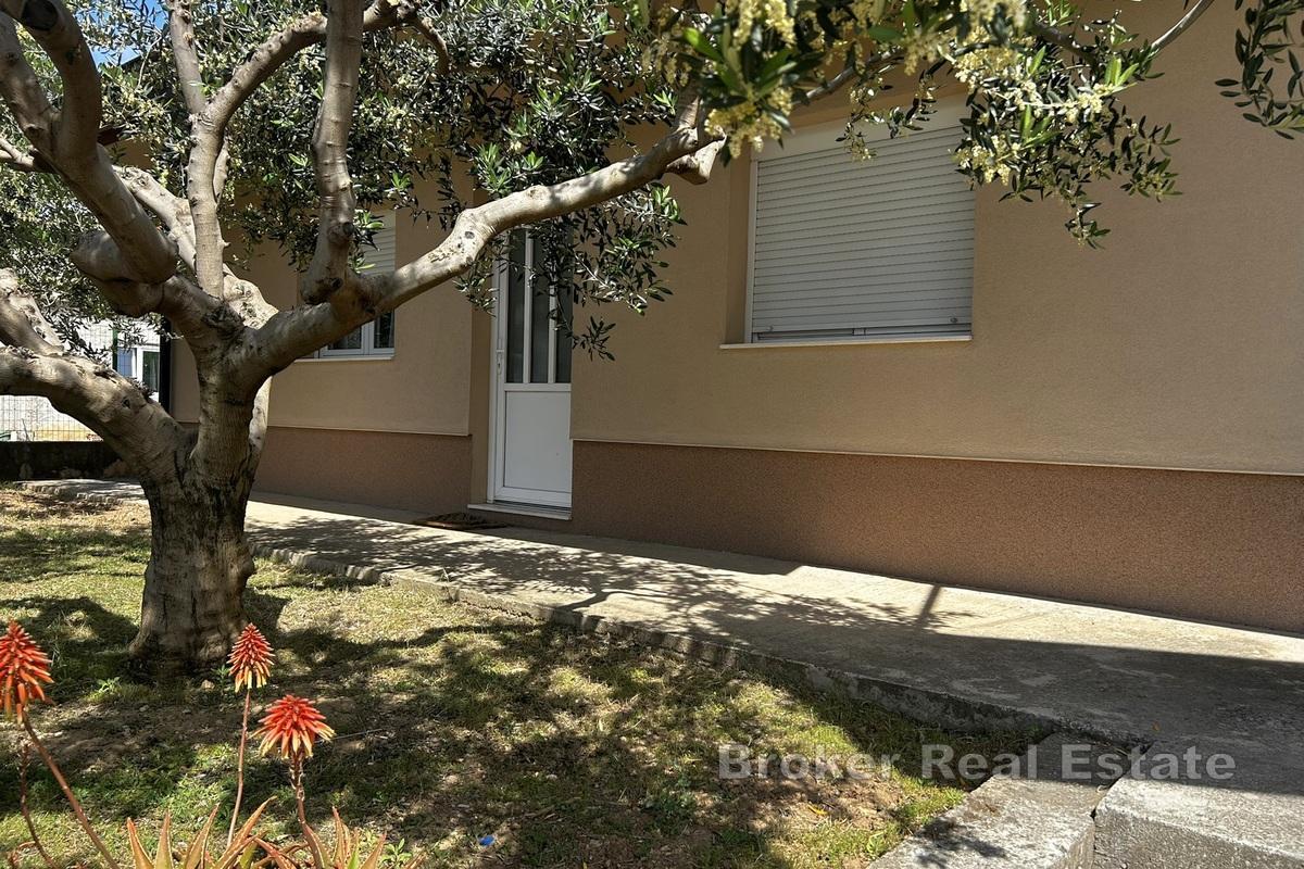 Casa indipendente con garage e cortile in una posizione attraente a Spalato