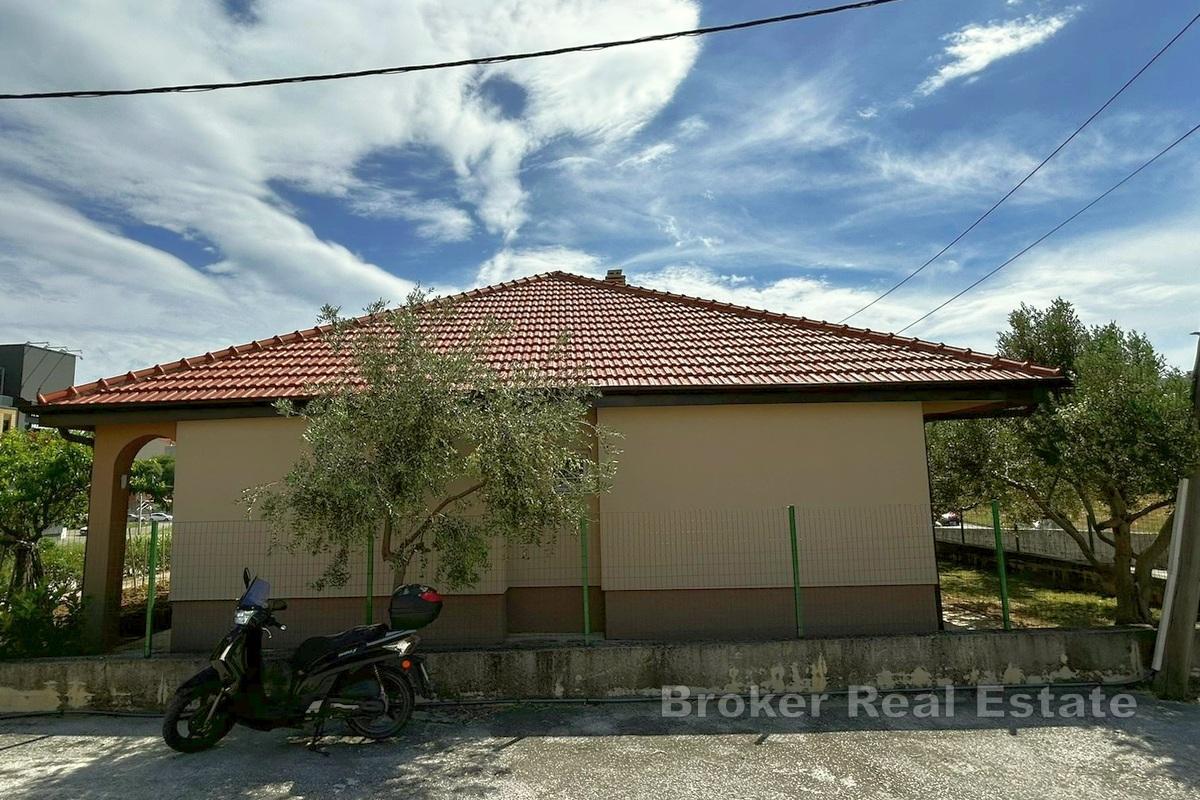Casa indipendente con garage e cortile in una posizione attraente a Spalato
