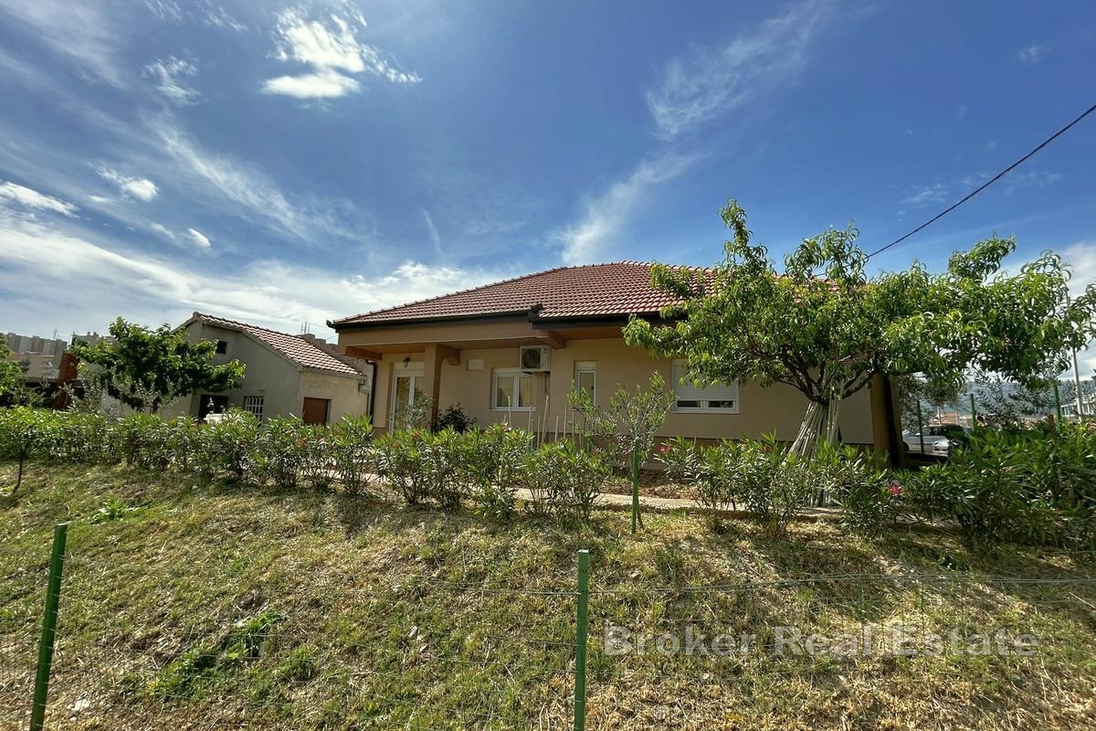 Casa indipendente con garage e cortile in una posizione attraente a Spalato