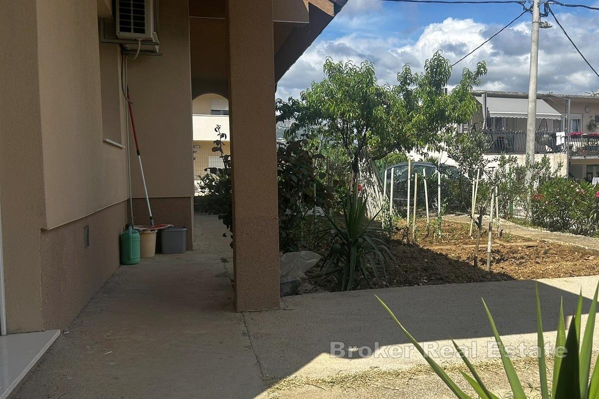 Casa indipendente con garage e cortile in una posizione attraente a Spalato