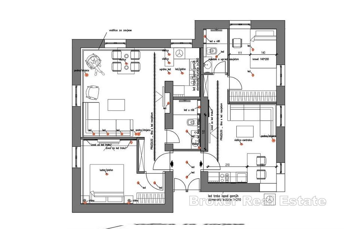 Romslig leilighet med parkeringsplass