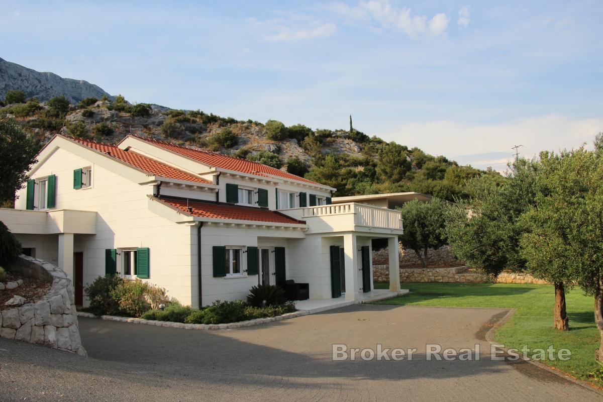 Villa avec vue sur la mer et les îles