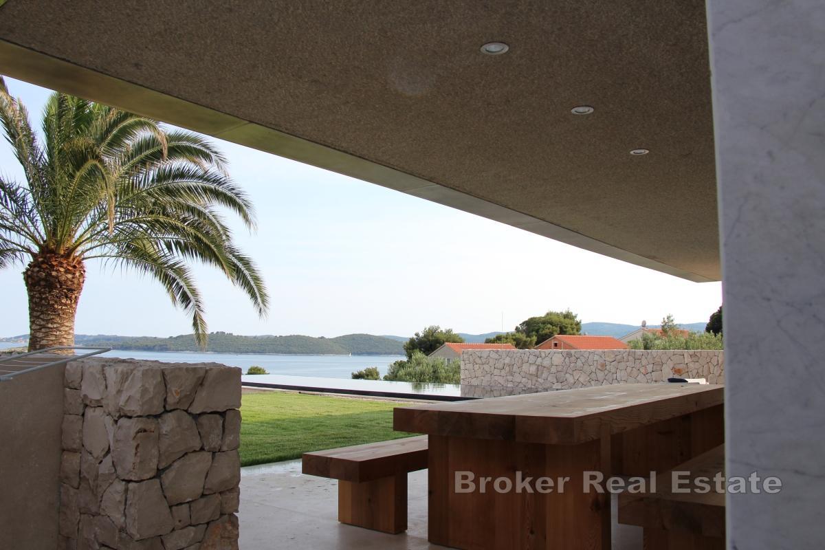 Villa avec vue sur la mer et les îles