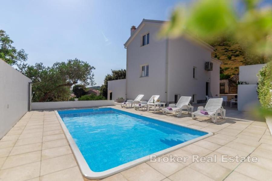 Villa i naturlige omgivelser med panoramautsikt over havet