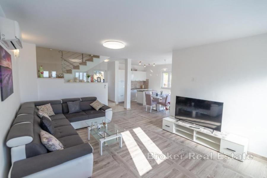 Villa i naturlige omgivelser med panoramautsikt over havet