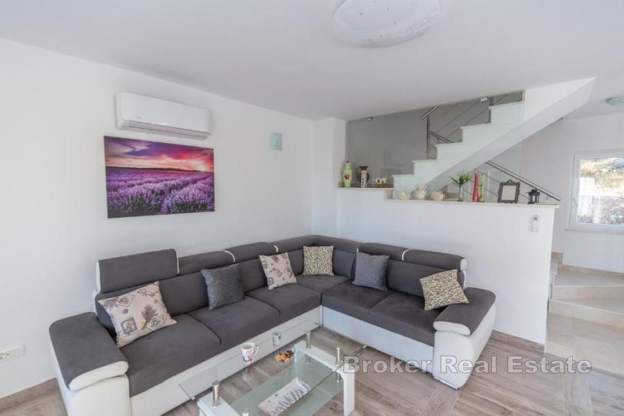 Villa i naturlige omgivelser med panoramautsikt over havet