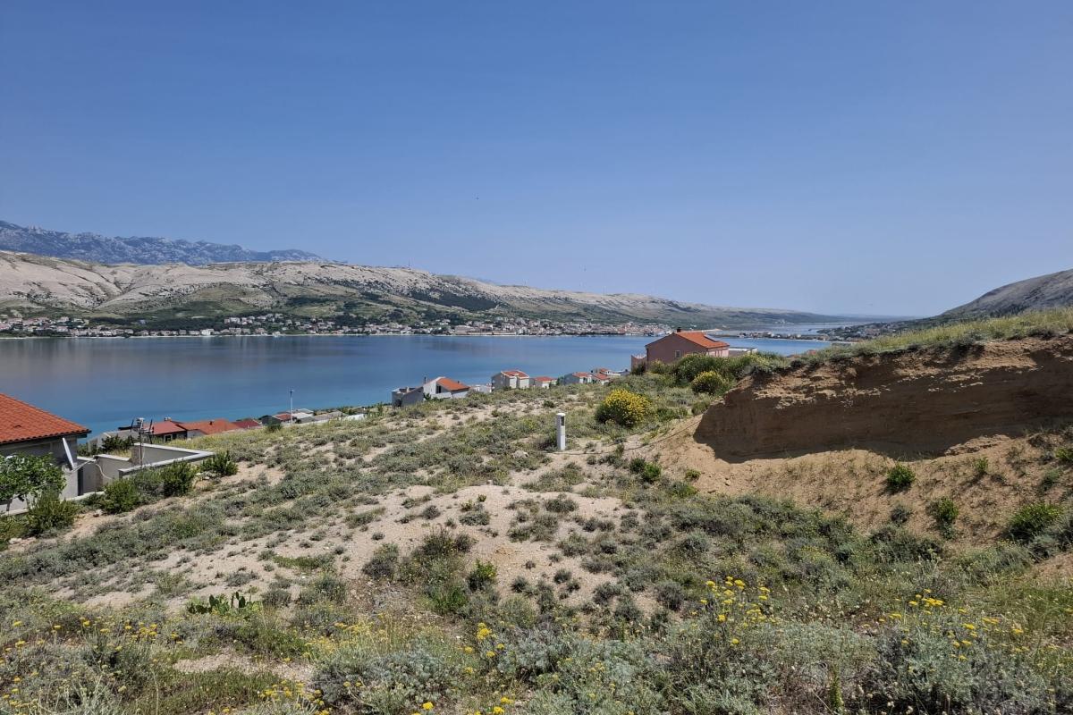 Terrain d'investissement avec potentiel et vue mer
