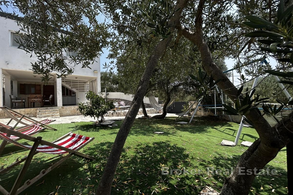 Дом, окруженный нетронутой природой на острове Дрвеник Мали