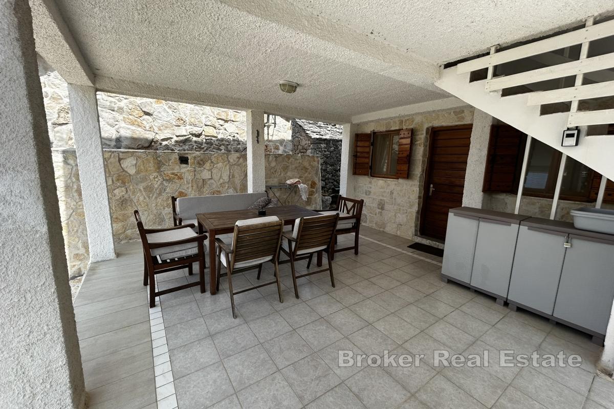 Дом, окруженный нетронутой природой на острове Дрвеник Мали