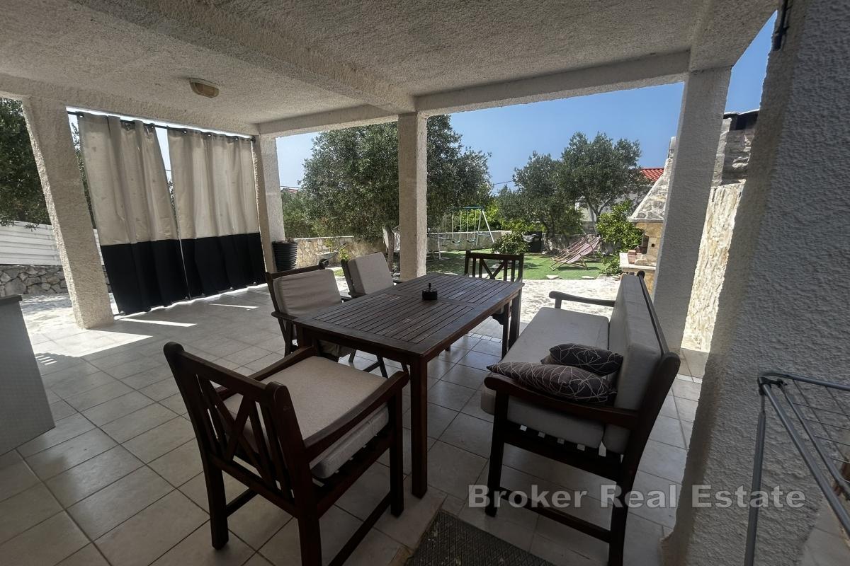 Дом, окруженный нетронутой природой на острове Дрвеник Мали