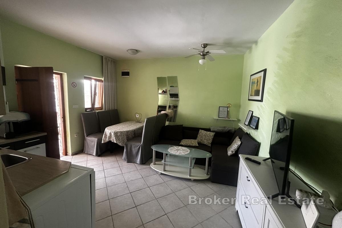 Дом, окруженный нетронутой природой на острове Дрвеник Мали