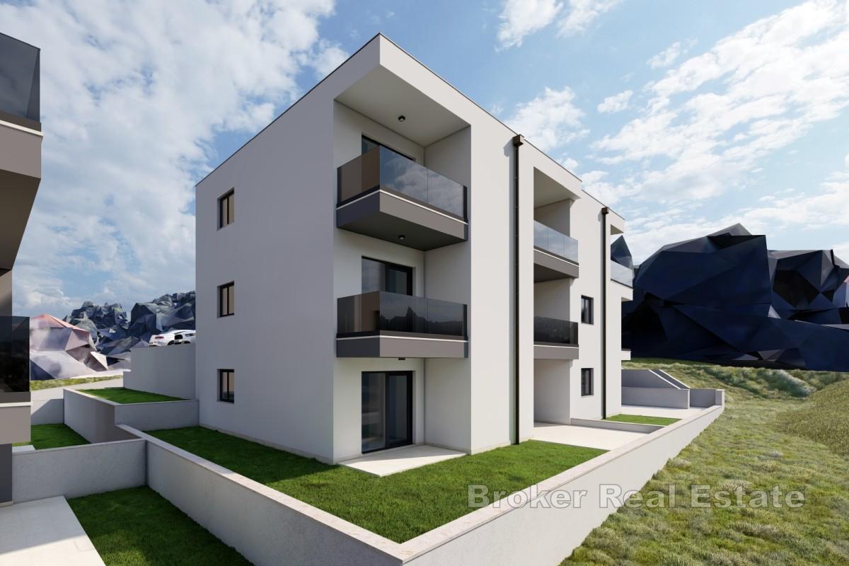 Appartement neuf et lumineux de deux chambres avec jardin - à proximité de Split et d'Omiš