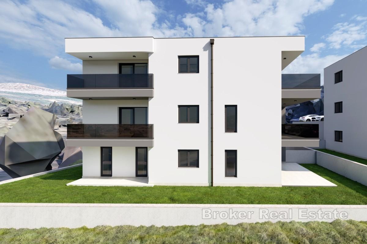 Appartement neuf et lumineux de deux chambres avec jardin - à proximité de Split et d'Omiš